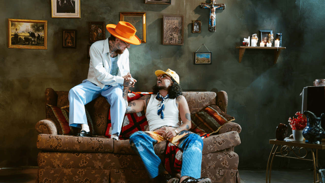 Miky La Sensa y Nanpa Básico presentan su nueva colaboración, "No salgas el viernes", una pieza que explora el deseo y la intimidad en el marco del álbum Que tin y que tan. Créditos prensa