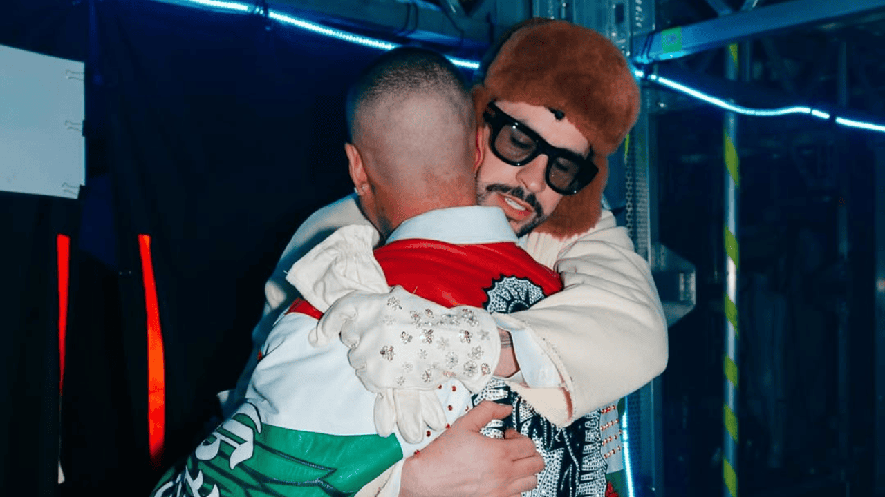 J Balvin y Bad Bunny se abrazan en México