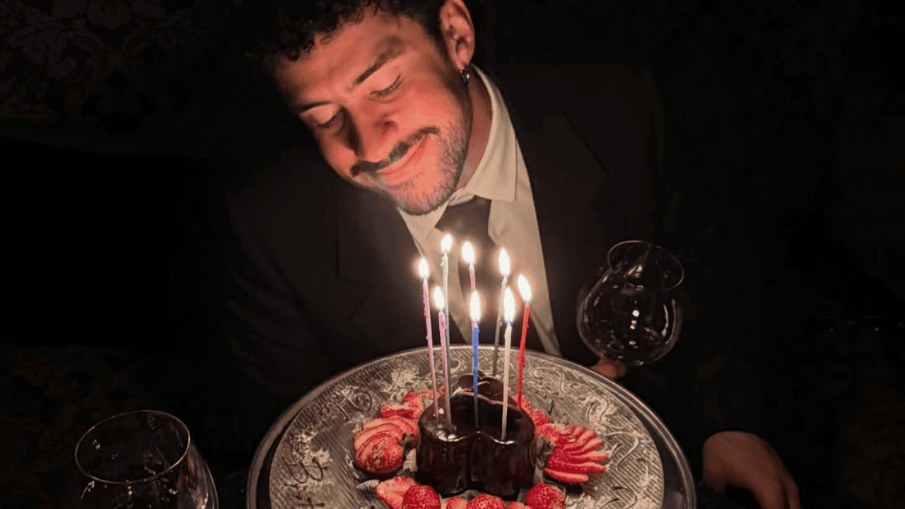 Bad Bunny, cantante puertorriqueño, celebrando sus 32 años