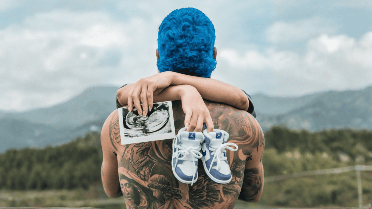 Blessd, cantante urbano colombiano, anunciando que será padre