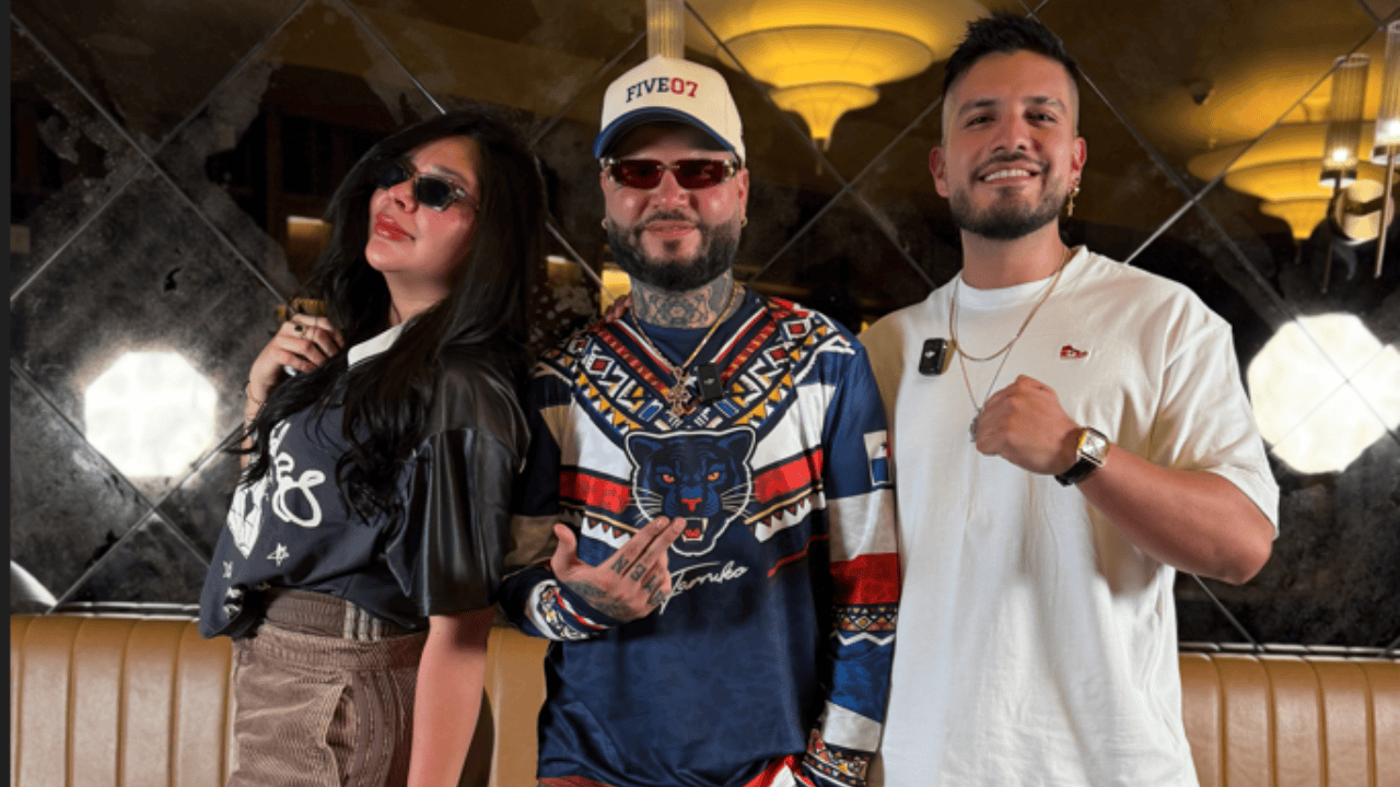 Laura Buendía, directora de Mix Radio Bogotá, Farruko y Cristian Pasquel