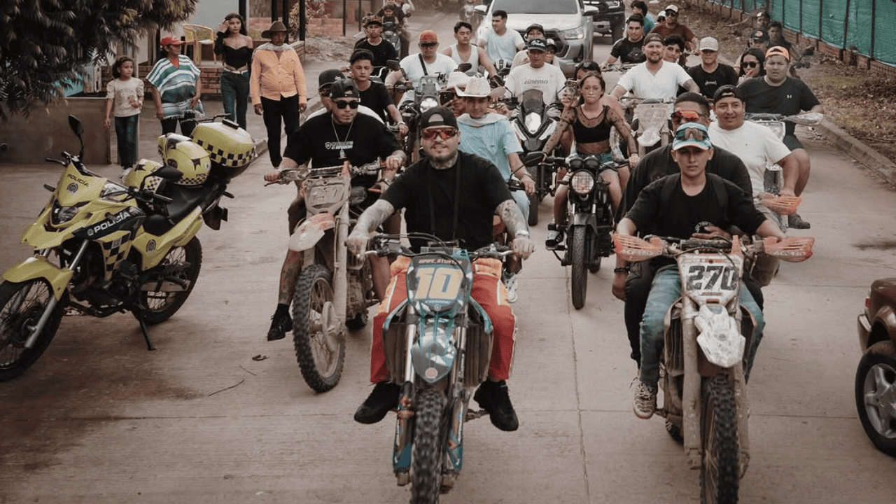 Farruko pasea en moto por el municipio de Orocué