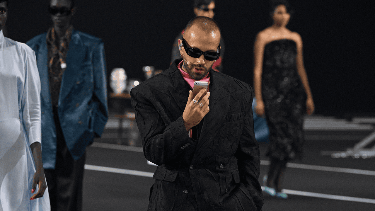 Feid durante desfile en el Paris Fashion Week Feid durante desfile en el Paris Fashion Week