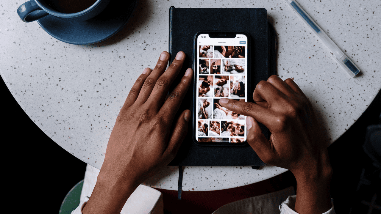 Persona revisa su Instagram