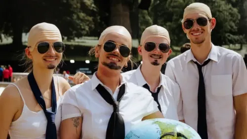 En la foto: Personas disfrazadas de Pitbull
