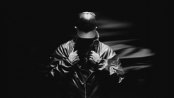 Eladio Carrión posa con el galardón del Latin Grammy obtenido por “Coco Chanel”, uno de los 18 éxitos que componen el álbum 3MEN2 KBRN.  Créditos: Prensa