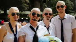 En la foto: Personas disfrazadas de Pitbull