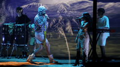 Bad Bunny y la banda Chuwi en los Grammy Latinos 2025