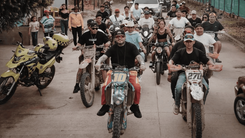 Farruko pasea en moto por el municipio de Orocué