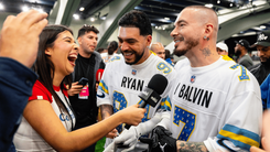 J Balvin y Ryan Castro a la salida de su juego de fútbol bandera. 