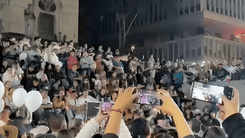 Multitud en la Plaza de Bolívar de Manizales