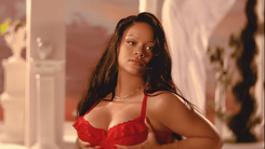 Rihanna modelando su colección para San Valentín