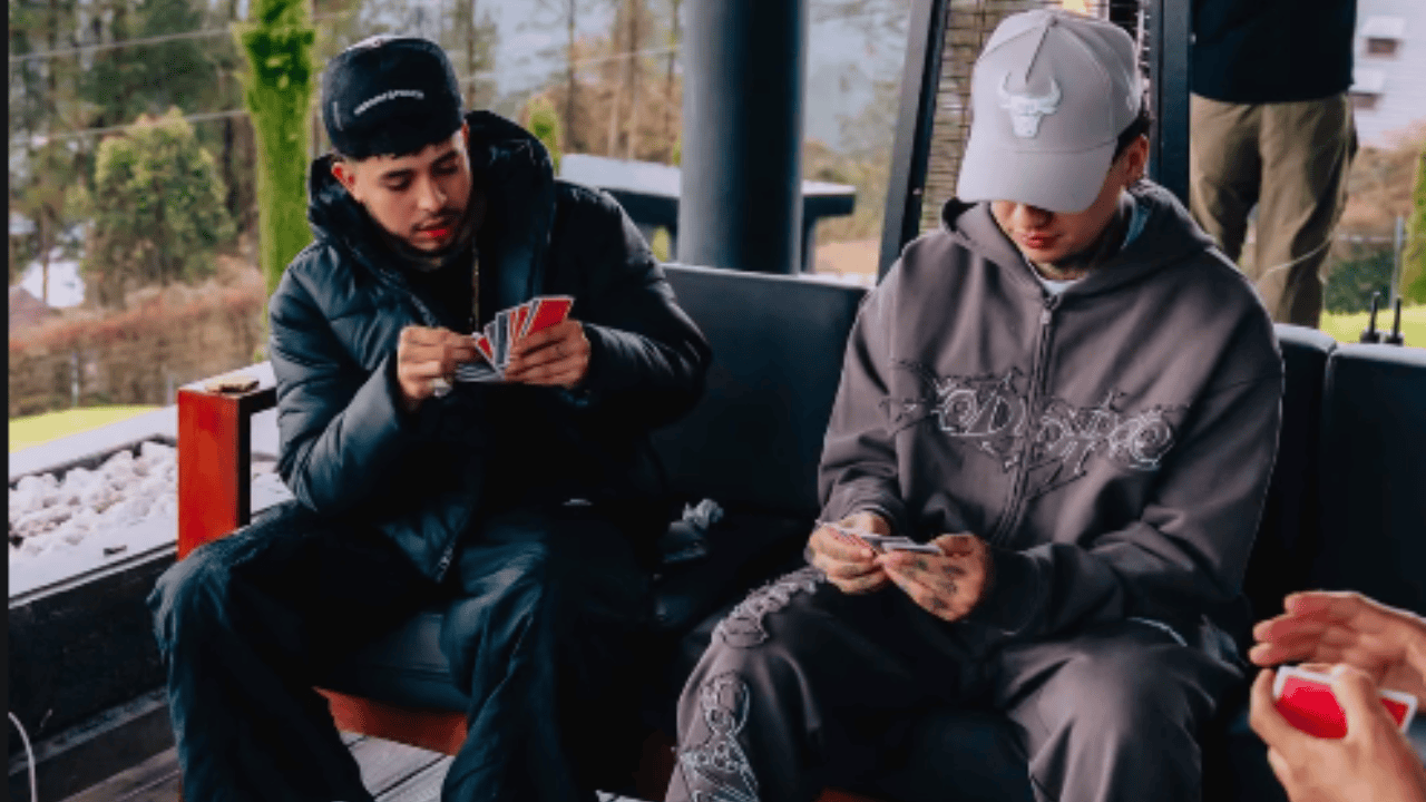 Westcol y Blessd jugando cartas